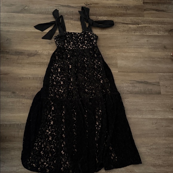 Elegant Black Lace Dress - Picture 8 of 9